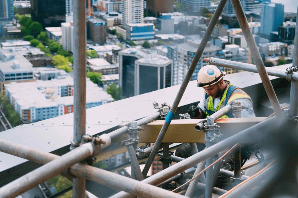 operaio che lavora in sicurezza in cantiere